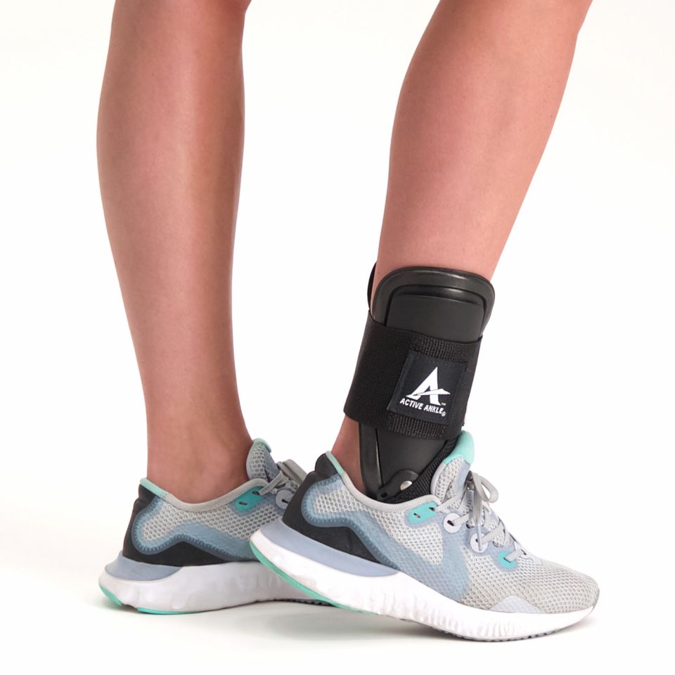 Active Ankle T2 Enkelbrace in schoen