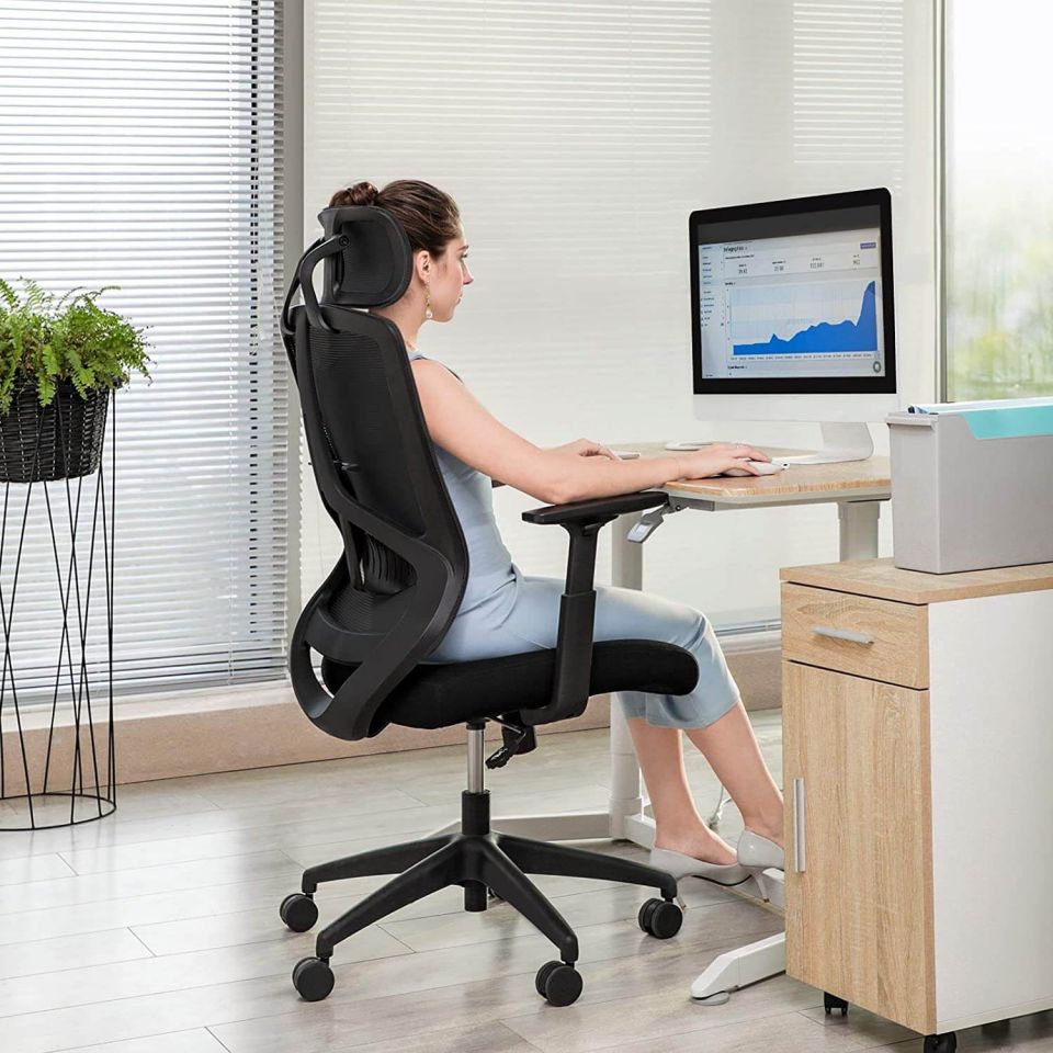 Ergonomische bureaustoel met rugsteun en inklapbare armleuningen