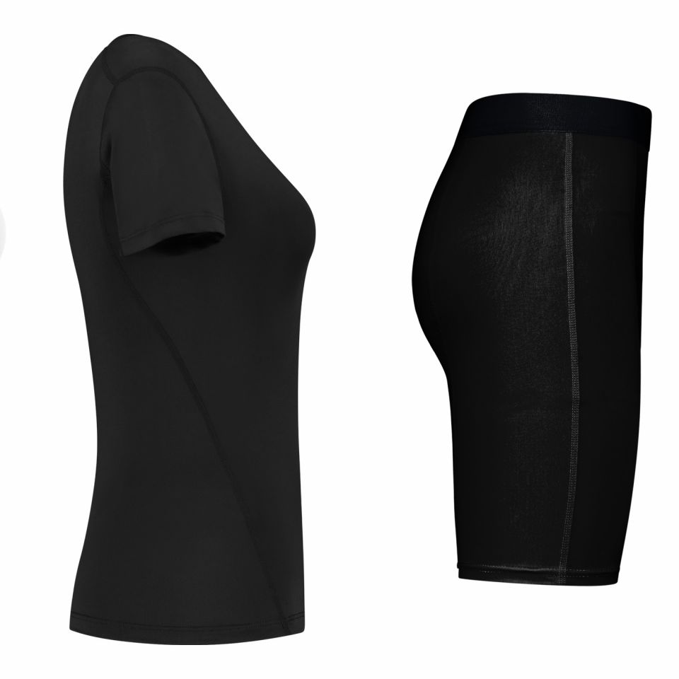 gladiator sports pakket compressiebroek en shirt dames shirt in zwart vanaf de zijkant gefotografeerd