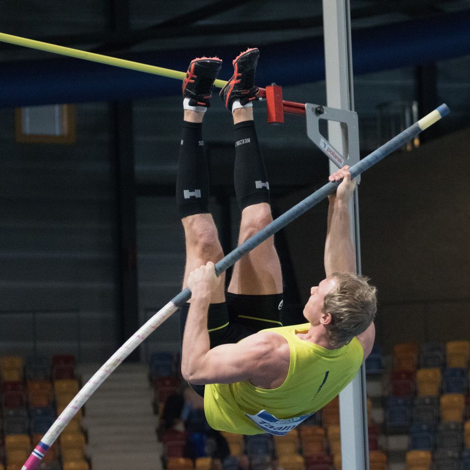 Zwarte herzog Sport Hardloopsokken Tubes gedragen door een poolstokspringerzijde