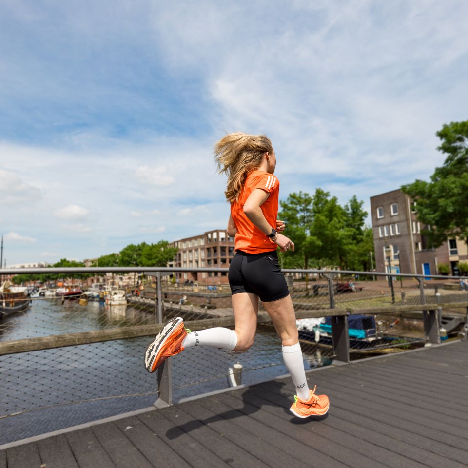 Herzog Sport Compressiekousen Pro in de kleur wit gedragen door vrouw