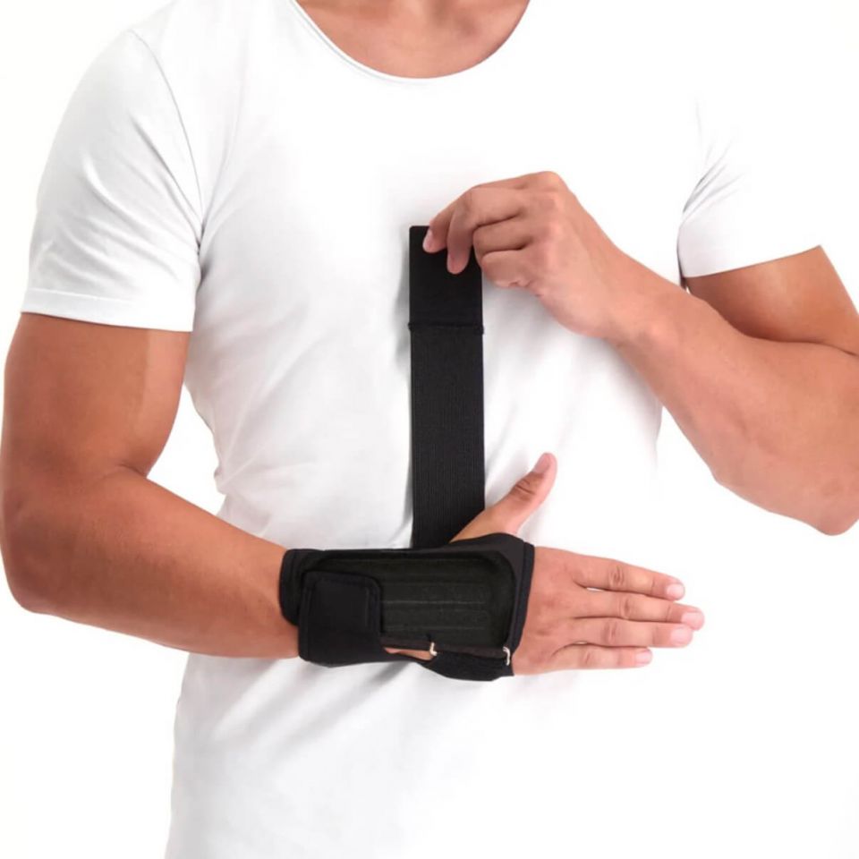 novamed lichtgewicht polsbrace beschikbaar in zwart en beige bovenkant van de brace