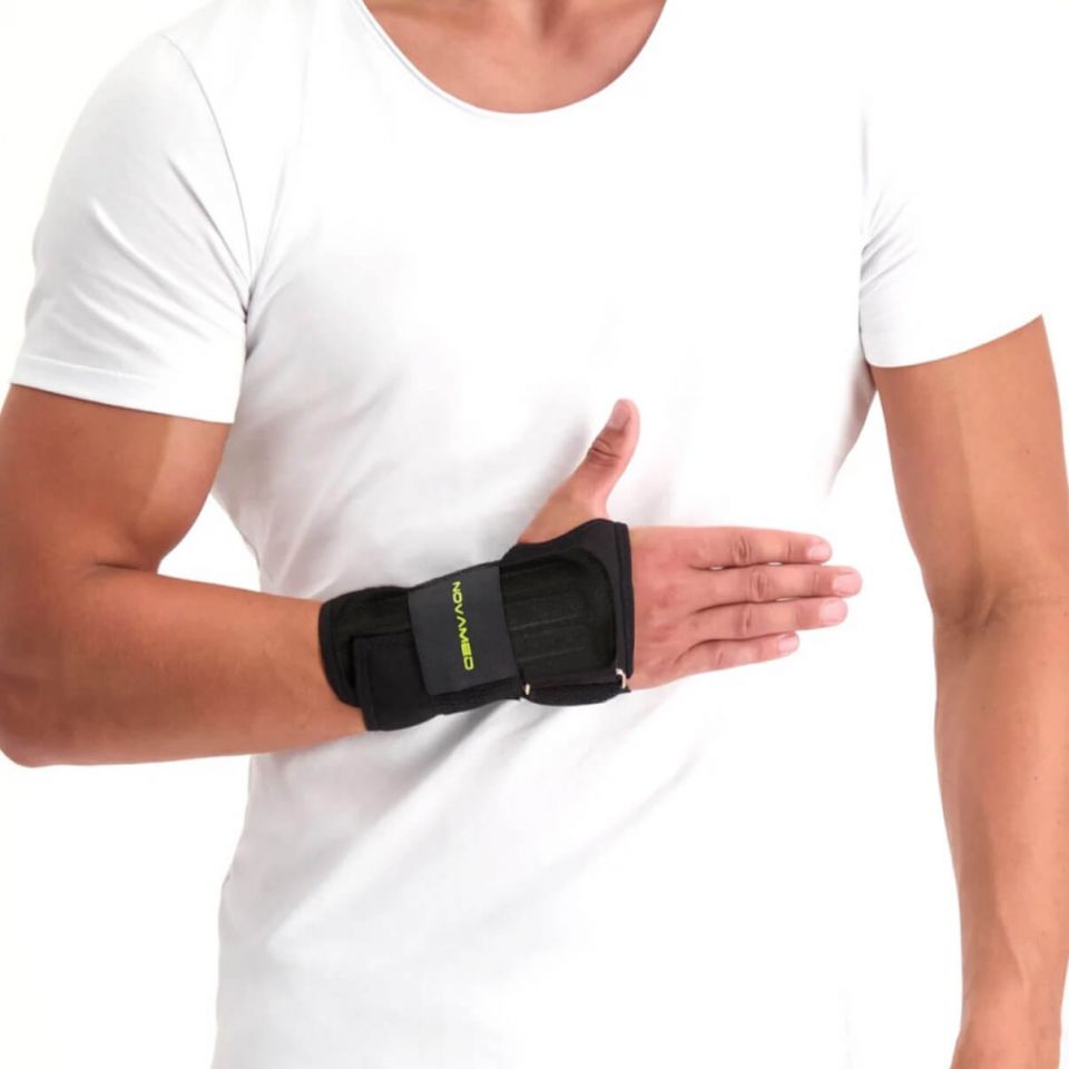 novamed lichtgewicht polsbrace beschikbaar in zwart en beige klittenband strap