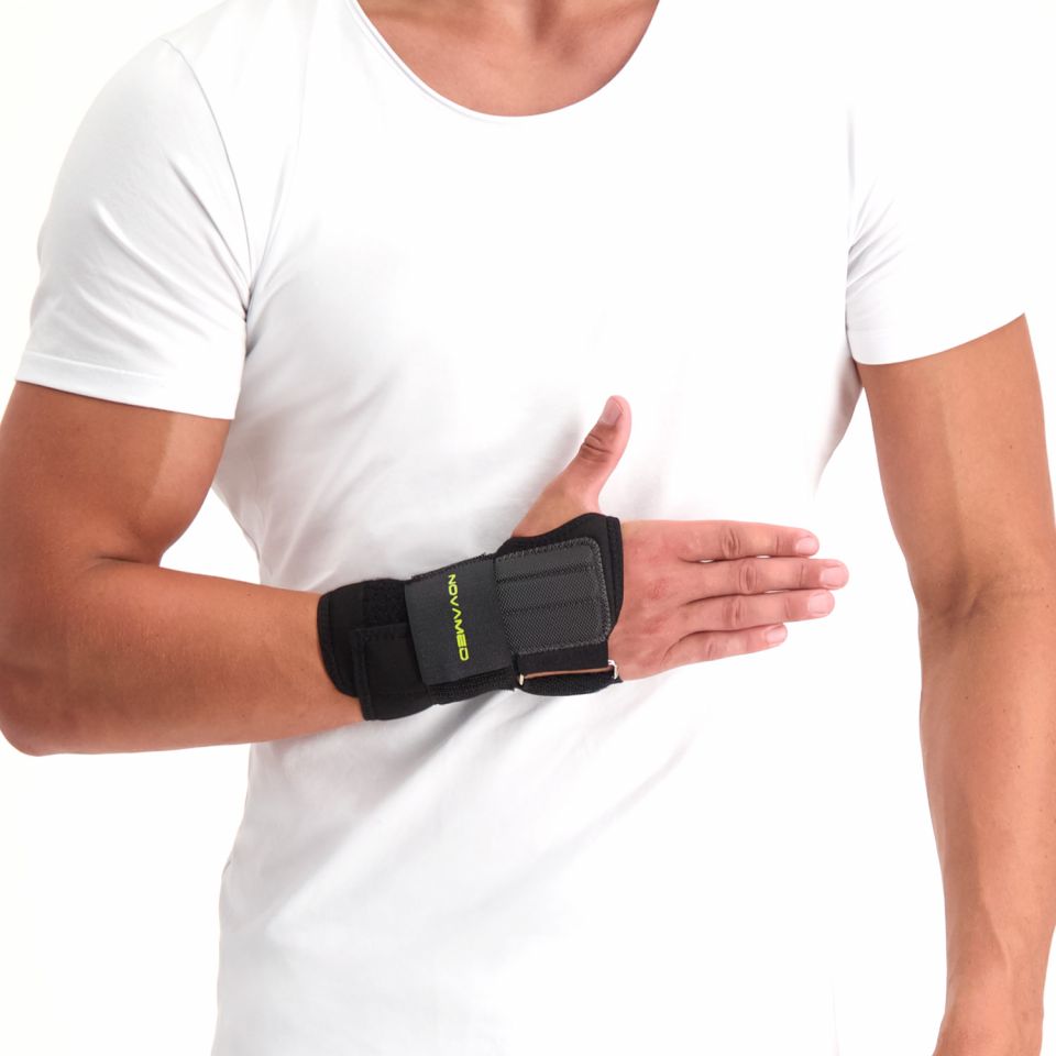 novamed lichtgewicht polsbrace beschikbaar in zwart en beige klittenband strap