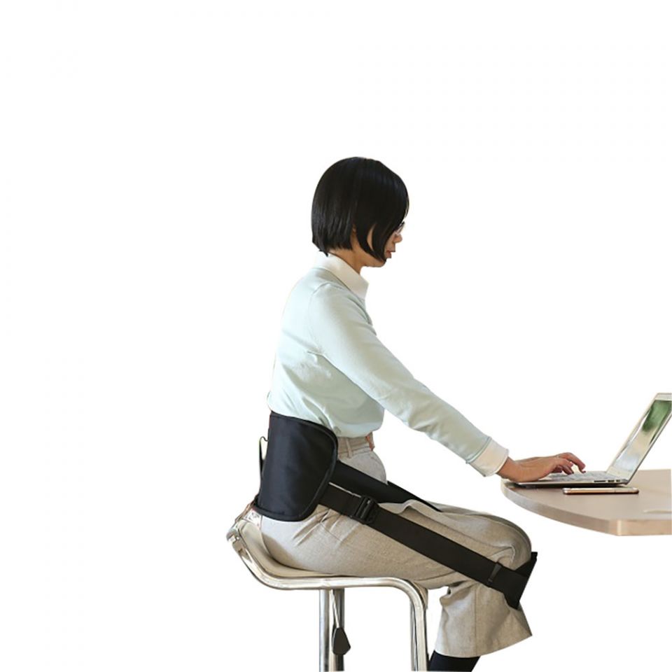 dunimed back-up ergonomische rugsteun gedragen aan bureau