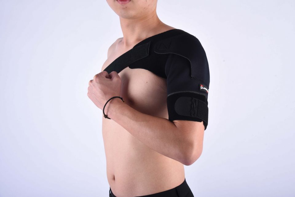 Gladiator sports premium lichtgewicht schouderbrace om linkerschouder gedragen