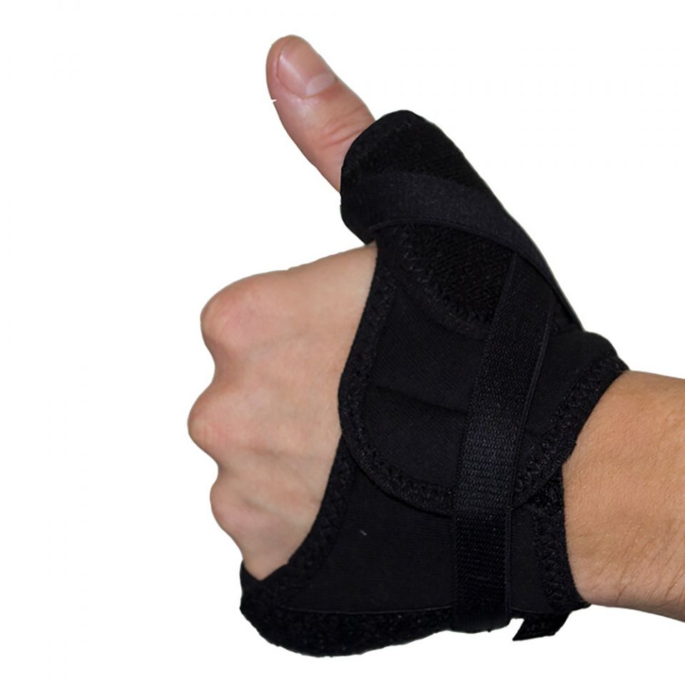 novamed duimbrace sport werk brace met flexibele baleinen om linkerhand buitenkant gefotografeerd
